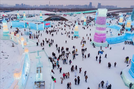 游客在哈爾濱冰雪大世界園區(qū)內游玩（無人機照片，2024年1月4日攝）。新華社記者 謝劍飛 攝