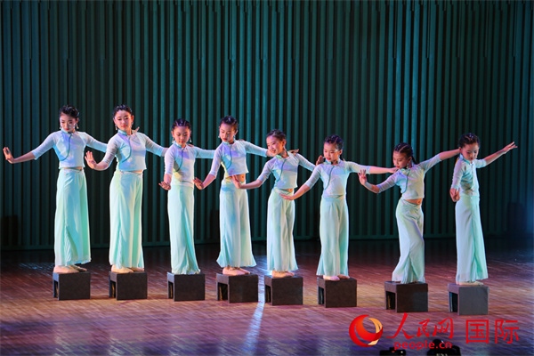 古典舞《碇步橋》。人民網(wǎng) 許可攝