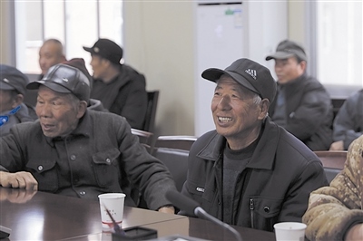  圖③：農(nóng)民工臉上洋溢著笑容。