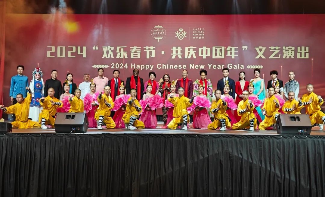 全體嘉賓和演員合影。中國駐南非大使館供圖