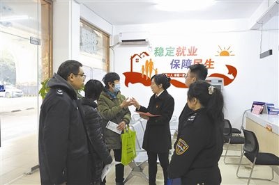  圖③：調(diào)解后，法官現(xiàn)場向當(dāng)事人做釋法析理工作。