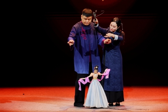 “何以中國·向海泉州”網(wǎng)絡(luò)主題活動(dòng)現(xiàn)場，蔡思雅和搭檔表演提線木偶戲。
