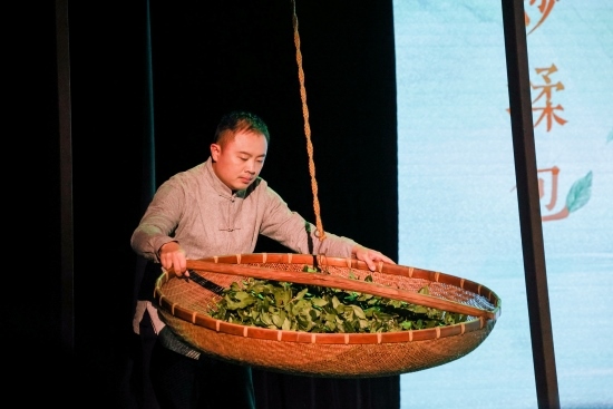 “何以中國·向海泉州”網(wǎng)絡(luò)主題活動(dòng)現(xiàn)場，魏嘉宏表演搖青。