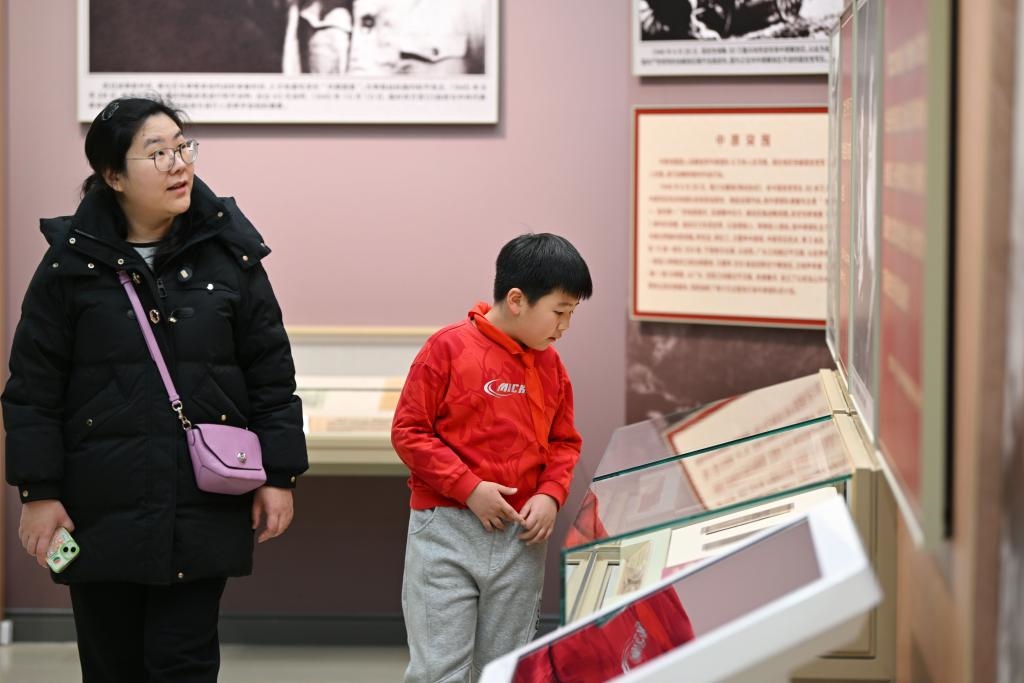 2024年1月28日，家長帶著孩子在平津戰(zhàn)役紀(jì)念館內(nèi)參觀。