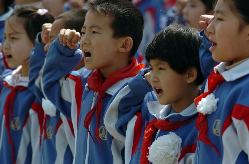 2006年4月5日，天津緣誠小學(xué)的同學(xué)們來到平津戰(zhàn)役紀(jì)念館祭奠英烈，表達(dá)對(duì)革命先烈的緬懷之情。
