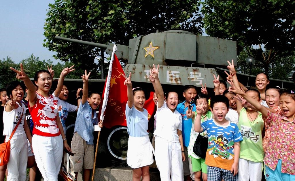 2003年7月31日，天津市紅橋區(qū)躍進(jìn)里小學(xué)少先隊(duì)員來到平津戰(zhàn)役紀(jì)念館“功臣號(hào)坦克”前，開展以“揚(yáng)軍威做革命接班人”為主題的隊(duì)日活動(dòng)?！鞍艘弧苯ㄜ姽?jié)前夕，天津市在少先隊(duì)員中廣泛開展“仰望革命英烈頌我軍威”等紀(jì)念活動(dòng)。