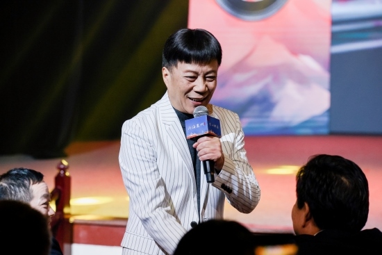 “何以中國(guó)·向海泉州”網(wǎng)絡(luò)主題活動(dòng)現(xiàn)場(chǎng)，陳百潭演出時(shí)與觀眾互動(dòng)。泉州廣播電視臺(tái)供圖