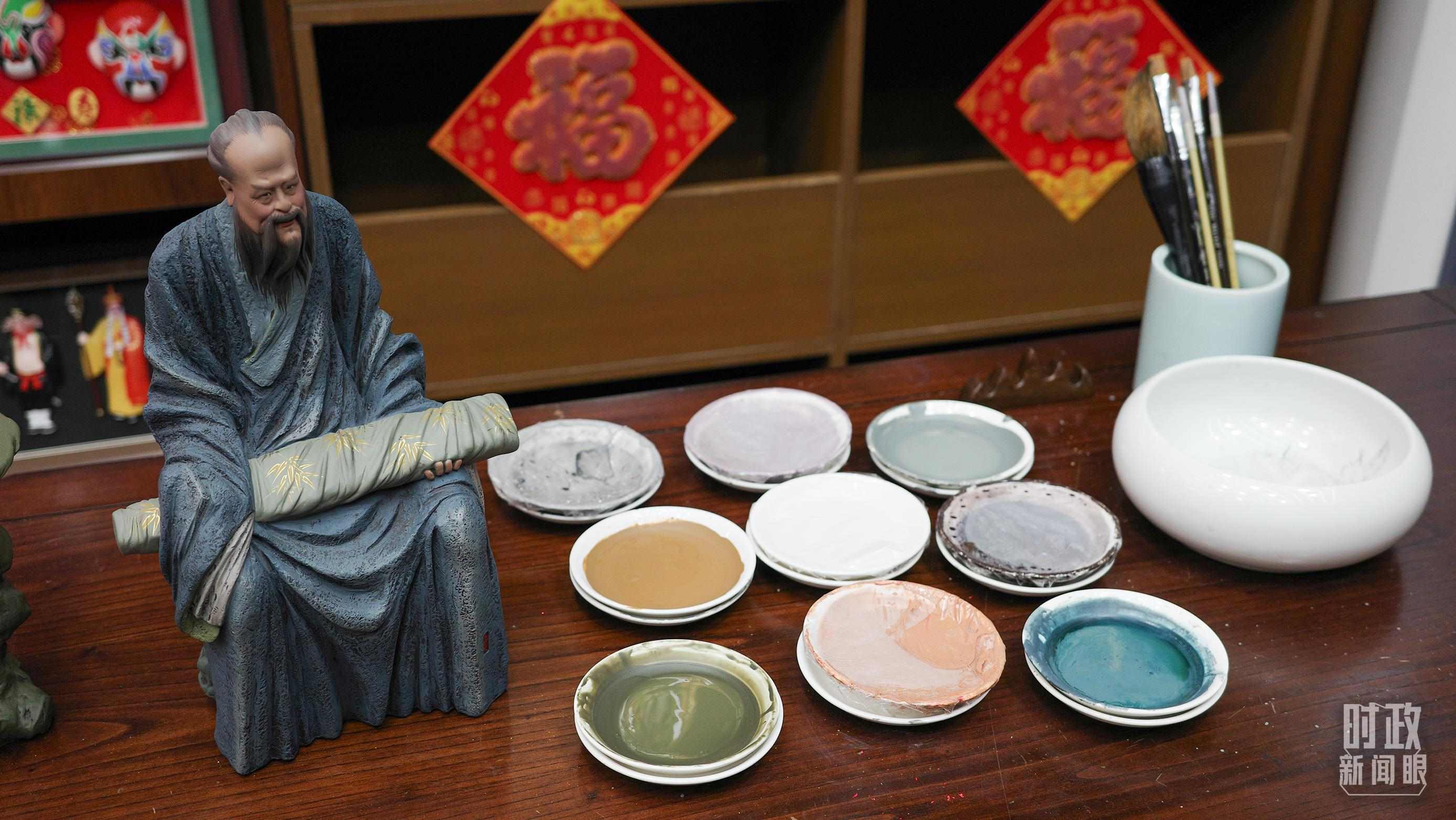 △天津古文化街，泥人張店鋪的上色顏料展示。（總臺(tái)央視記者覃思拍攝）