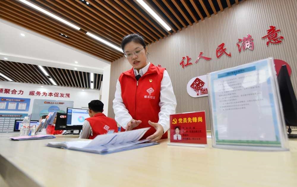 △2023年12月14日，廣西南寧市蟠龍社區(qū)，工作人員在為居民服務。