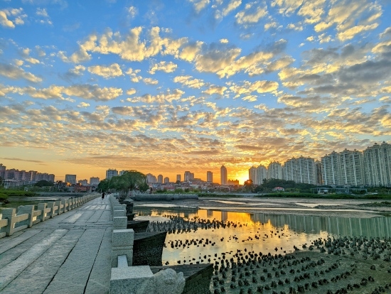 夕陽余暉下的洛陽橋（局部）。受訪者供圖
