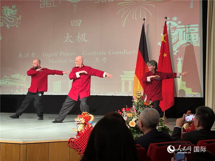 太極，表演者：Ingolf Peters、Gerlinde Gundlach、Markus Stüber