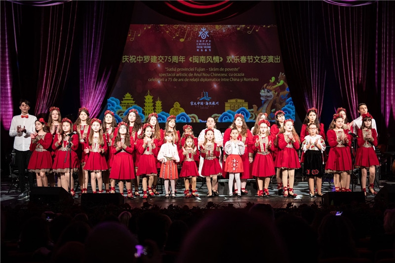 圖為羅小快板兒童合唱團(tuán)在演唱中文歌曲。 中國駐羅大使館文化處供圖。