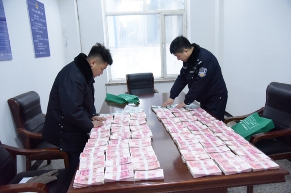 民警清點涉案資金。磐石市公安局供圖