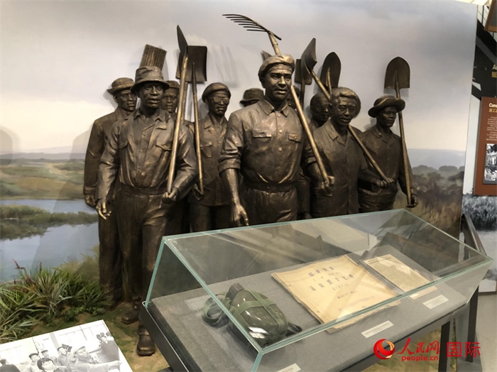 紀(jì)念園中展覽的筑路場(chǎng)景 。人民網(wǎng)記者 黃培昭攝