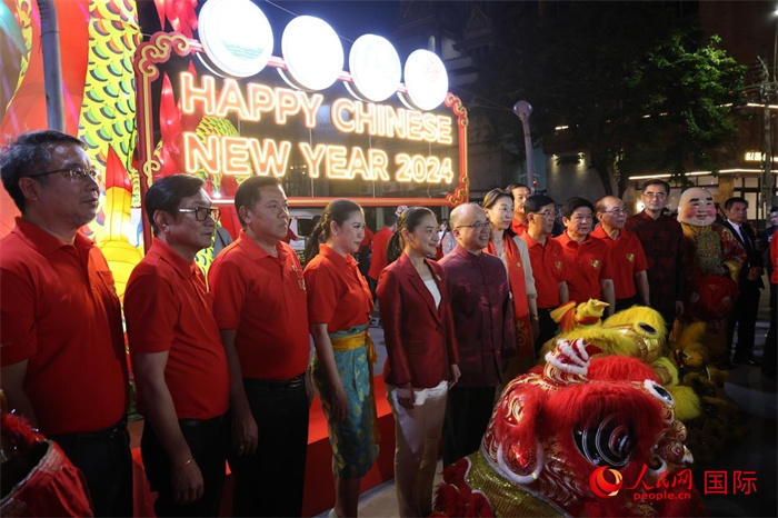 中泰嘉賓在曼谷唐人街耀華力路合影。 人民網(wǎng)記者 張矜若攝