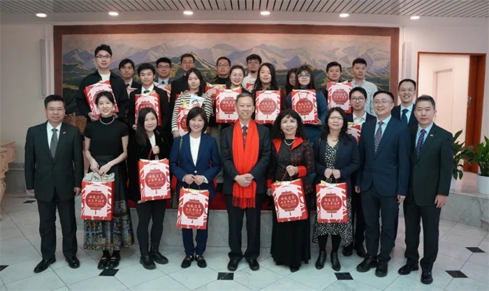 中國駐瑞典大使館崔愛民與留學(xué)生代表和華校負責(zé)人合影。 中國駐瑞典大使館供圖