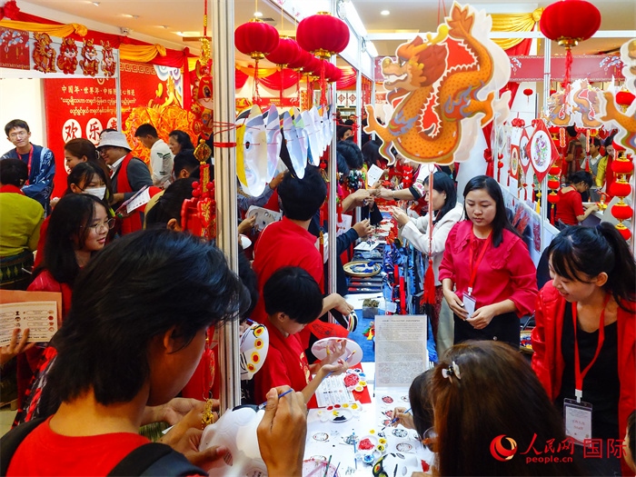 活動(dòng)現(xiàn)場(chǎng)氣氛熱烈。人民網(wǎng)記者 謝佳君攝