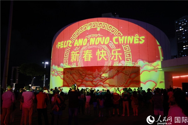 林度夫人公園內(nèi)劇院的外墻上投影出中國文化元素燈光秀。人民網(wǎng)記者 陳海琪攝