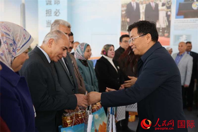 中建埃及分公司董事長常偉才為埃及師生發(fā)放新年禮包。人民網(wǎng)記者 黃培昭攝