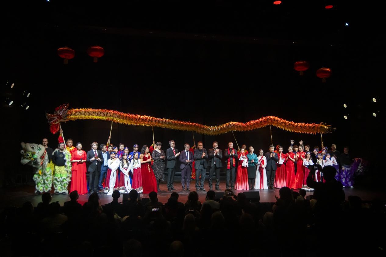 中芬嘉賓與演出人員合影。中國駐芬蘭大使館供圖
