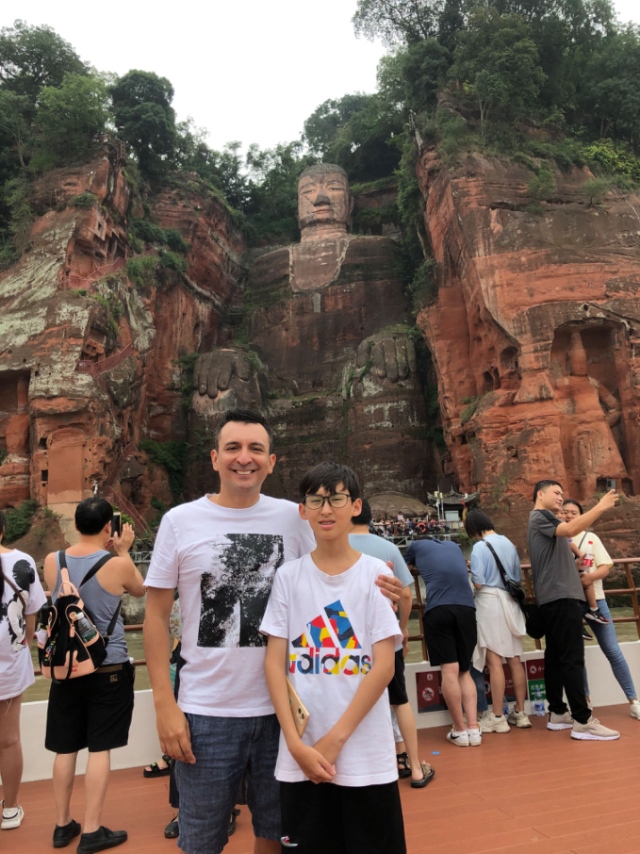 埃爾南多與兒子在廣東佛山。圖片由受訪者提供