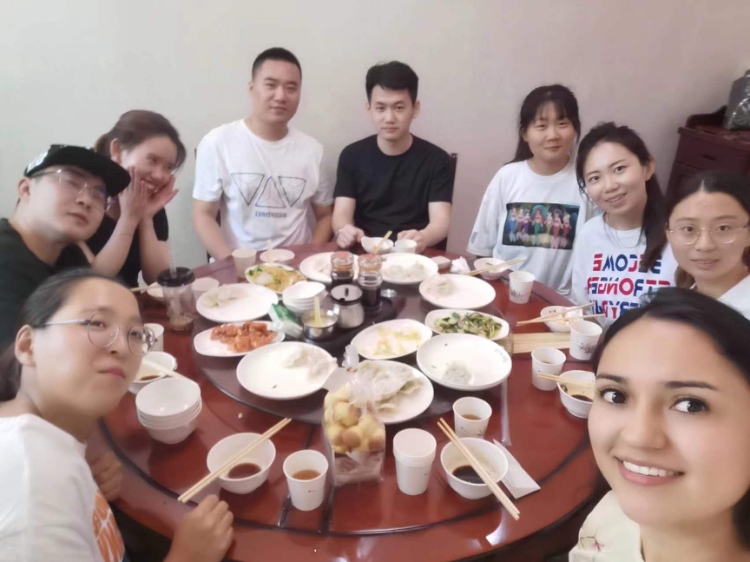 保拉與中國朋友在一起。圖片由受訪者提供