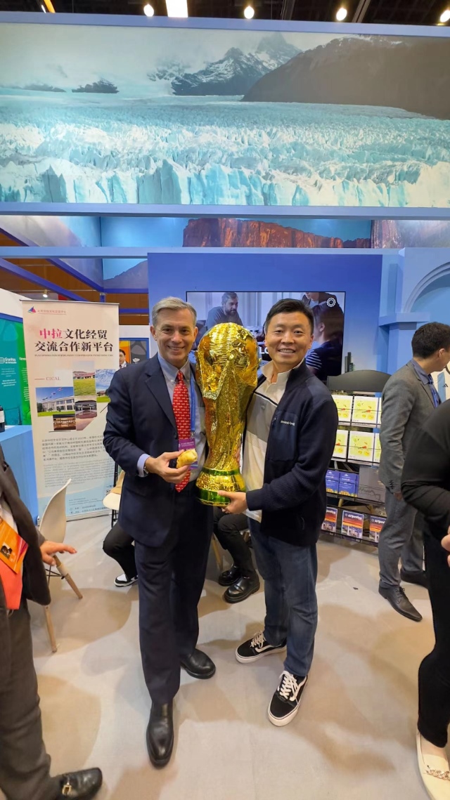 2022年，馬克西米與同事在上海。圖片由受訪者提供