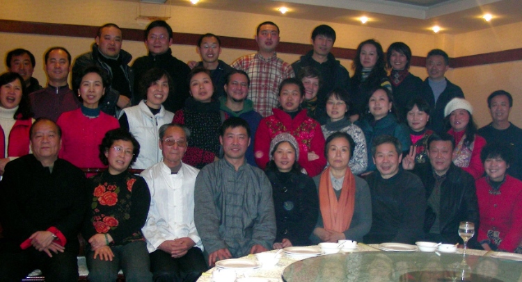 2018年，卡洛斯（二排中間）和武術(shù)學(xué)校的老師同學(xué)一起過春節(jié)。圖片由受訪者提供