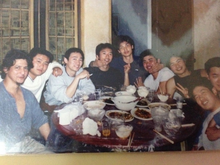 2007 年，卡洛斯·卡斯蒂略（左一）和他的中國朋友在武漢慶祝春節(jié)。圖片由受訪者提供