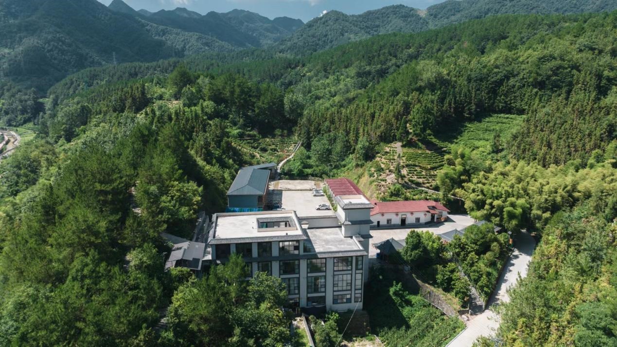 蒿坪鎮(zhèn)金石村“喬家大院”農(nóng)家樂航拍圖。常洪萍供圖