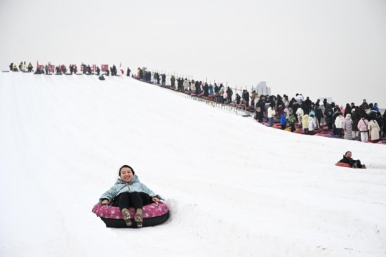 圖為1月18日，市民在內(nèi)蒙古賽馬場(chǎng)滑雪圈。新華社記者 貝赫 攝