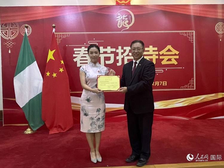 中國(guó)駐尼日利亞大使崔建春（右）為尼日利亞中國(guó)礦業(yè)聯(lián)合會(huì)頒獎(jiǎng)。人民網(wǎng)記者 姜宣攝