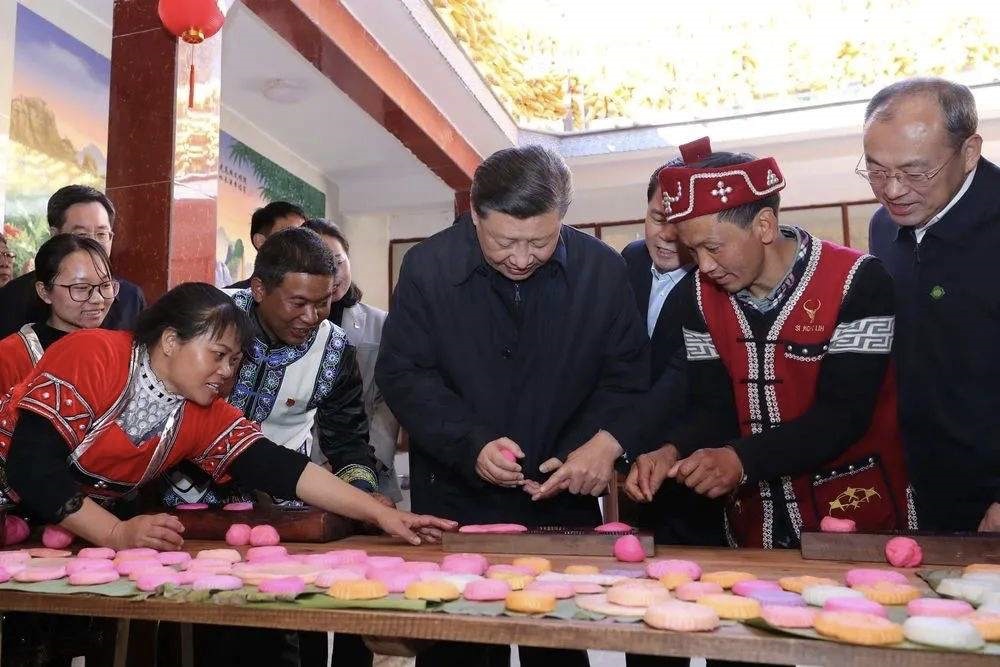 2020年1月19日，習(xí)近平總書(shū)記在云南省騰沖市清水鄉(xiāng)三家村中寨司莫拉佤族村，同村民李發(fā)順一家制作當(dāng)?shù)毓?jié)日傳統(tǒng)食品大米粑粑。新華社記者 鞠鵬 攝