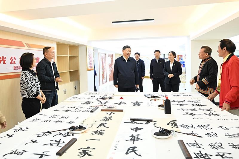 △2023年12月14日，習(xí)近平總書(shū)記在廣西南寧市良慶區(qū)蟠龍社區(qū)黨群服務(wù)中心文體活動(dòng)室同社區(qū)居民親切交流。