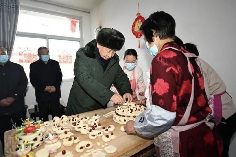 2022年1月26日，習(xí)近平總書(shū)記在山西省臨汾市霍州市師莊鄉(xiāng)馮南垣村，同師紅兵一家做年饃。新華社記者 李學(xué)仁 攝