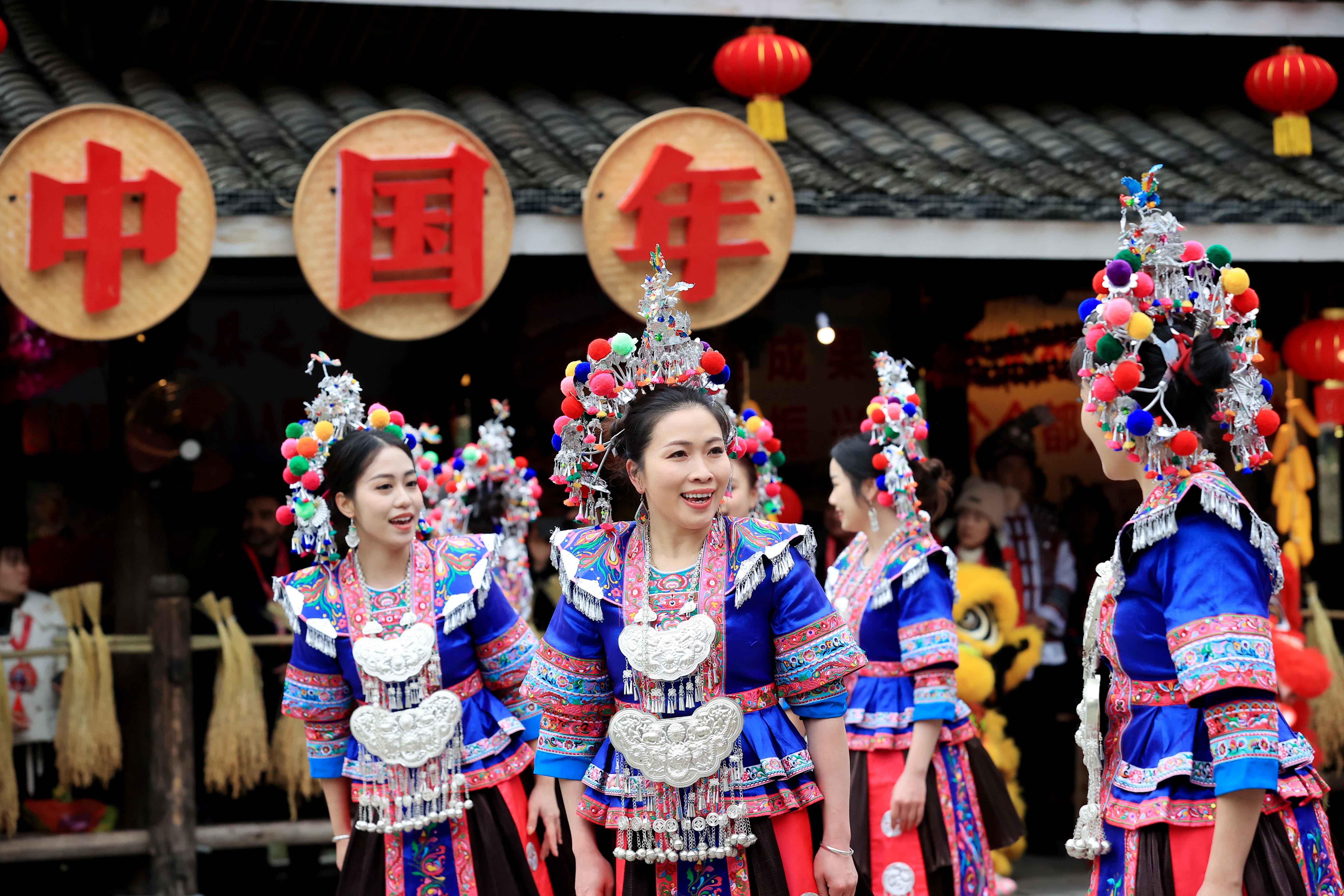 △2024年2月3日，在廣西柳州三江侗族自治縣林溪鎮(zhèn)程陽(yáng)八寨景區(qū)，“村晚”紅紅火火進(jìn)行。