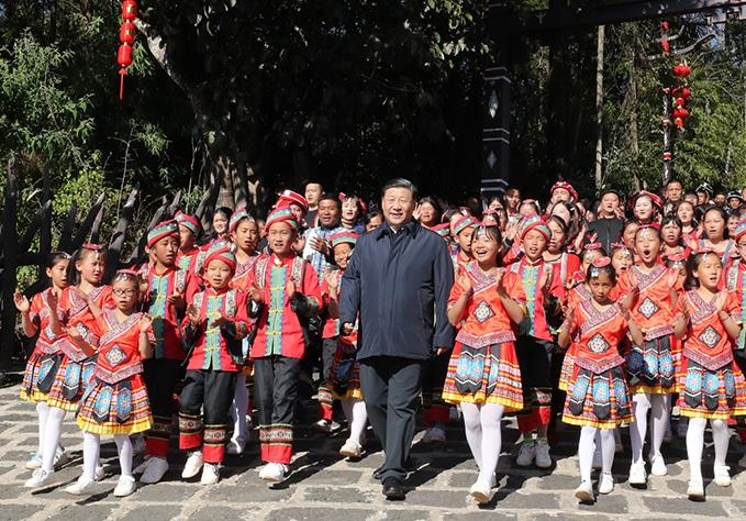 △2020年1月19日，習(xí)近平總書(shū)記來(lái)到云南騰沖市清水鄉(xiāng)三家村中寨司莫拉佤族村看望鄉(xiāng)親們。告別時(shí)，鄉(xiāng)親們唱著《阿佤人民唱新歌》，簇?fù)碇倳?shū)記走出村口，歌聲笑聲在村寨久久回蕩。