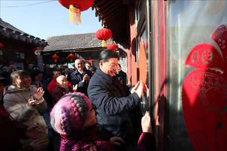 2019年2月1日上午，習近平總書記在前門東區(qū)草廠四條胡同32號院，高興地拿起一幅“?！弊?，親自貼到門上，給這里的老街坊們拜年。新華社記者鞠鵬攝