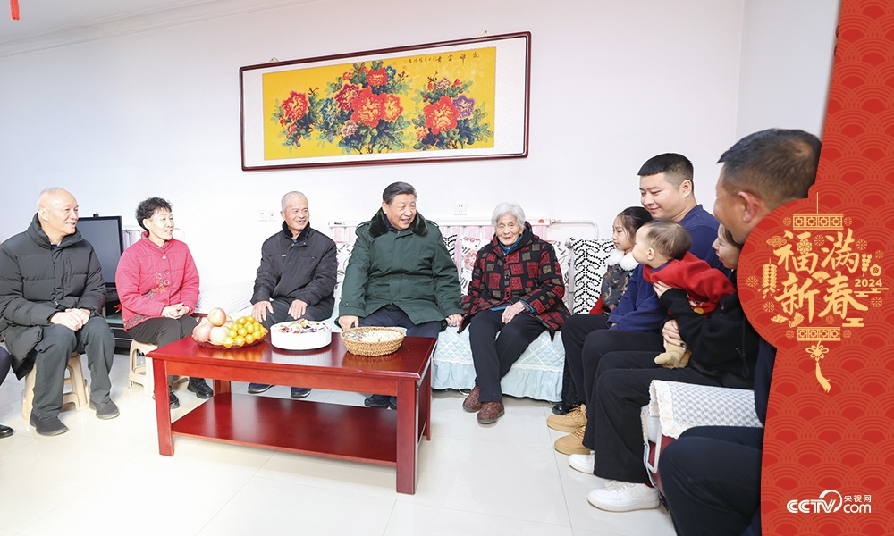2024年2月1日，習(xí)近平總書記在天津市西青區(qū)辛口鎮(zhèn)第六埠村考察時(shí)，同村民杜洪剛一家人親切拉家常。