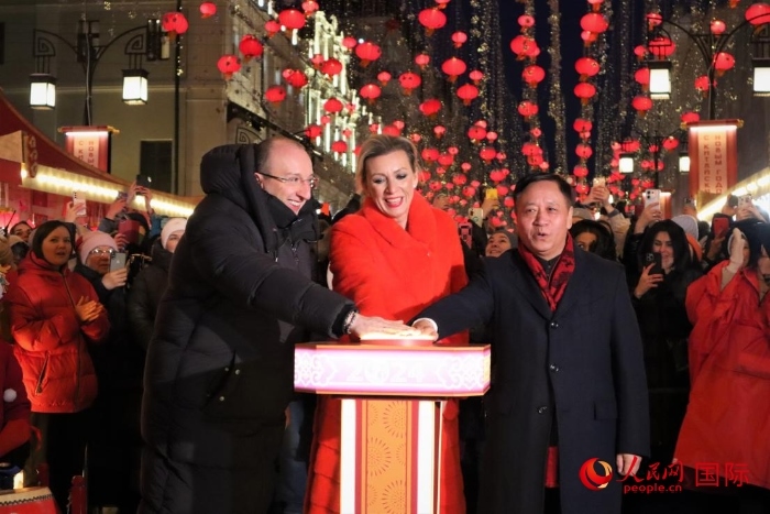 張漢暉、扎哈羅娃、科茲洛夫（從右至左）共同按下活動啟動按鈕。于子恒攝