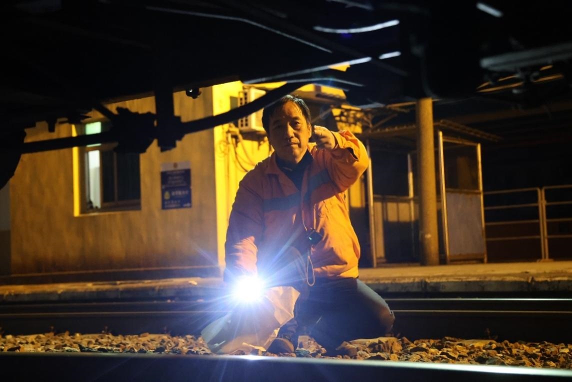 凌晨2點(diǎn)，李金饒正在檢查關(guān)門(mén)車(chē)。陸佳駿攝