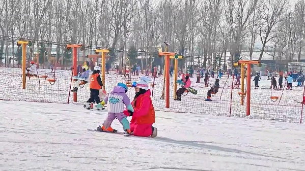 新春走基層｜滑雪場上過春節(jié)！冰城“冷資源”變成“熱經(jīng)濟”