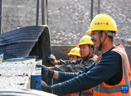 2月13日，在四川省通江縣青峪口水庫(kù)建設(shè)現(xiàn)場(chǎng)，中鐵十一局的工人正在進(jìn)行混凝土縱向圍堰施工。
