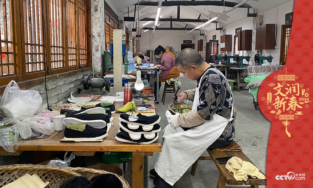 唐昌布鞋坊內的工人正在趕制布鞋。王凡攝