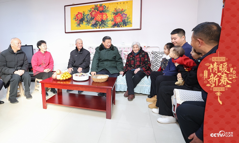 2024年2月1日，習(xí)近平總書記在天津第六埠村考察時(shí)，同村民杜洪剛一家人親切拉家常。