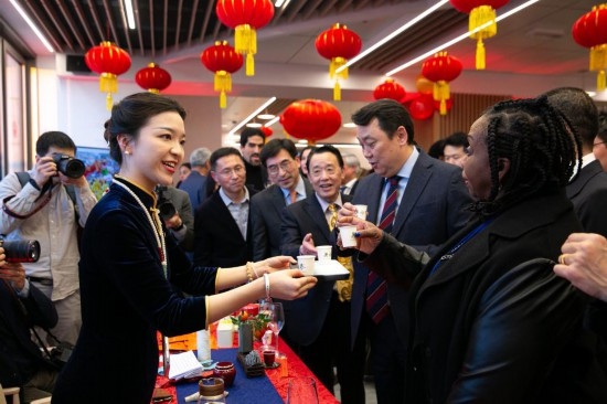 2月2日，人們?cè)谖挥谝獯罄_馬的聯(lián)合國糧農(nóng)組織總部體驗(yàn)中國茶藝。新華社記者李京攝