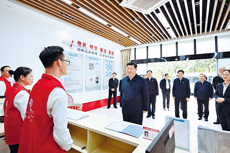 2023年12月14日至15日，中共中央總書記、國家主席、中央軍委主席習(xí)近平在廣西考察。這是14日上午，習(xí)近平在南寧市良慶區(qū)蟠龍社區(qū)黨群服務(wù)中心考察。 新華社記者 燕雁/攝
