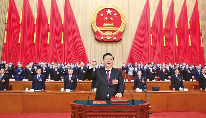 2023年3月10日，十四屆全國人大一次會議在北京人民大會堂舉行第三次全體會議。習(xí)近平全票當(dāng)選中華人民共和國主席、中華人民共和國中央軍事委員會主席。這是習(xí)近平進(jìn)行憲法宣誓。 新華社記者 鞠鵬/攝