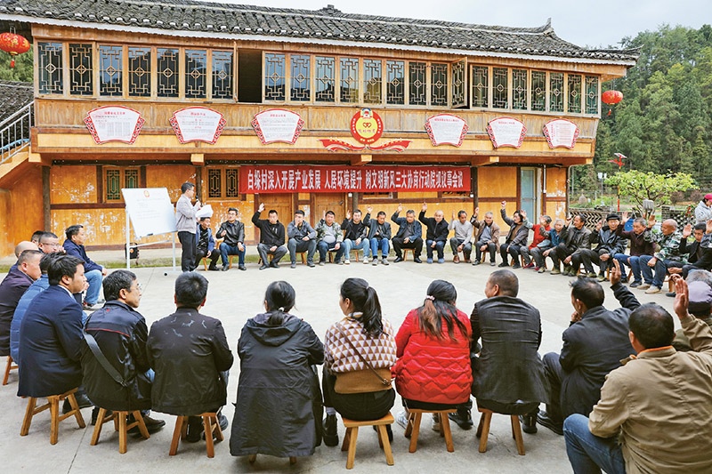 圖為2023年4月6日，貴州省黔東南苗族侗族自治州施秉縣白垛鄉(xiāng)白垛村村民在討論產(chǎn)業(yè)發(fā)展、人居環(huán)境提升、鄉(xiāng)村文明建設(shè)相關(guān)事宜。 人民圖片 磨桂賓/攝