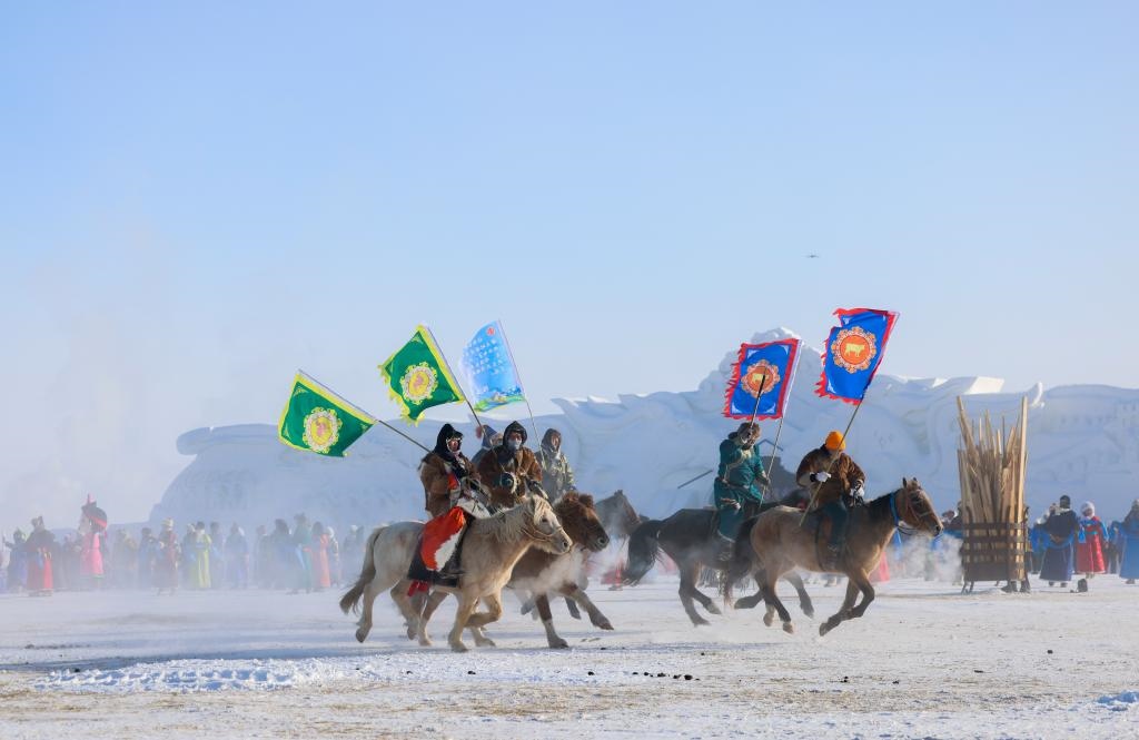 賽馬選手在內(nèi)蒙古自治區(qū)第二十屆冰雪那達(dá)慕開幕式上入場（2023年12月17日攝）。新華社記者 王楷焱 攝